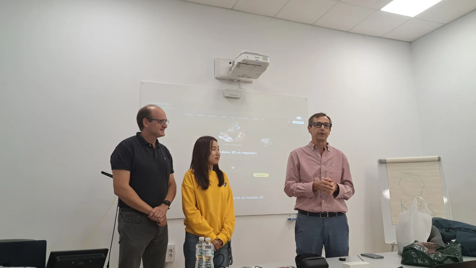 Selena Shen y David Bueno en el estrado presentando el evento