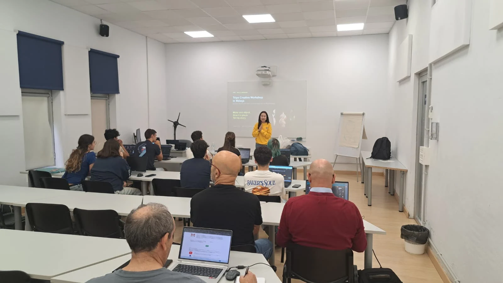 Estudiantes en el aula de informática con sus equipos